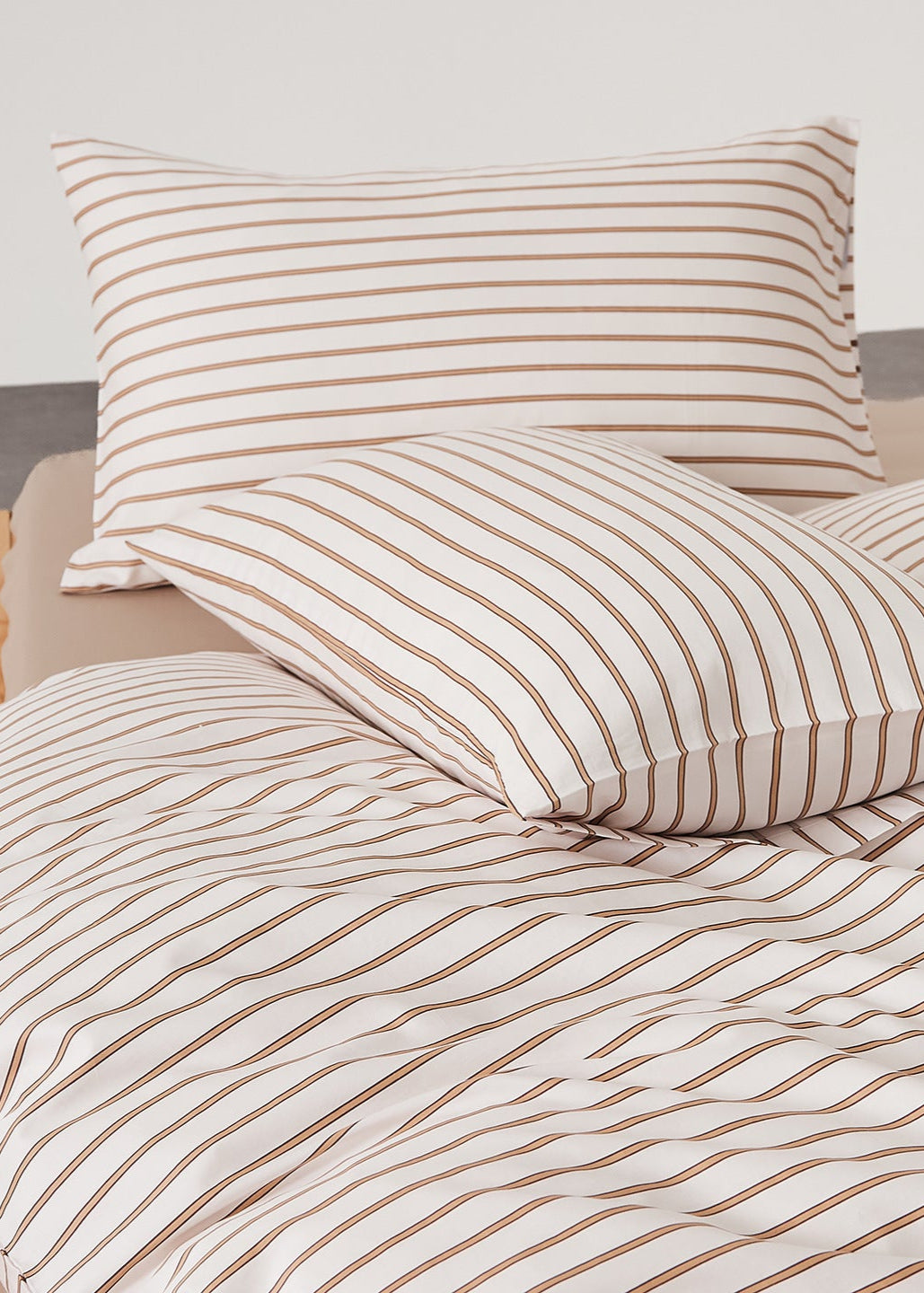Henry Striped Buttoned Bedding Set / Coffee
