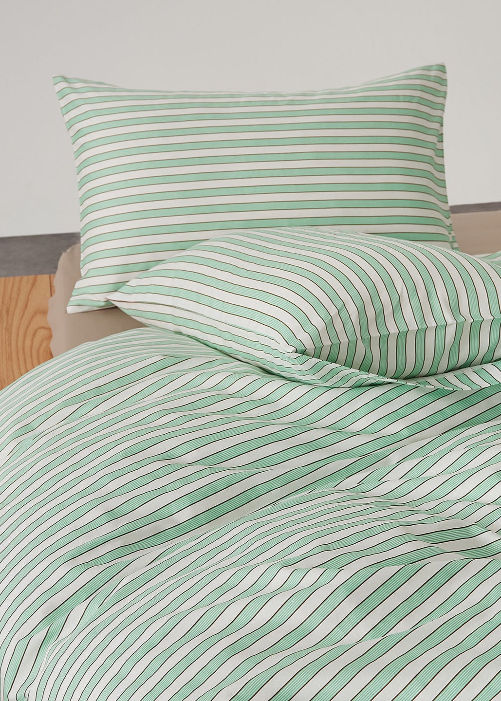 Henry Striped Buttoned Bedding Set / Coffee