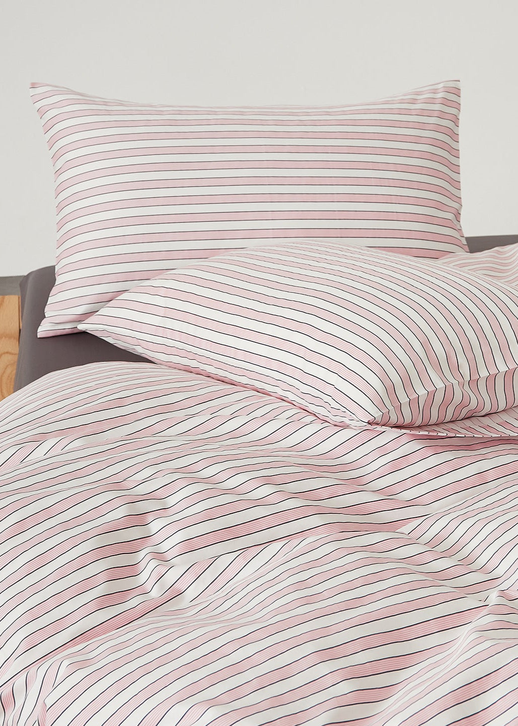Henry Striped Buttoned Bedding Set / Coffee